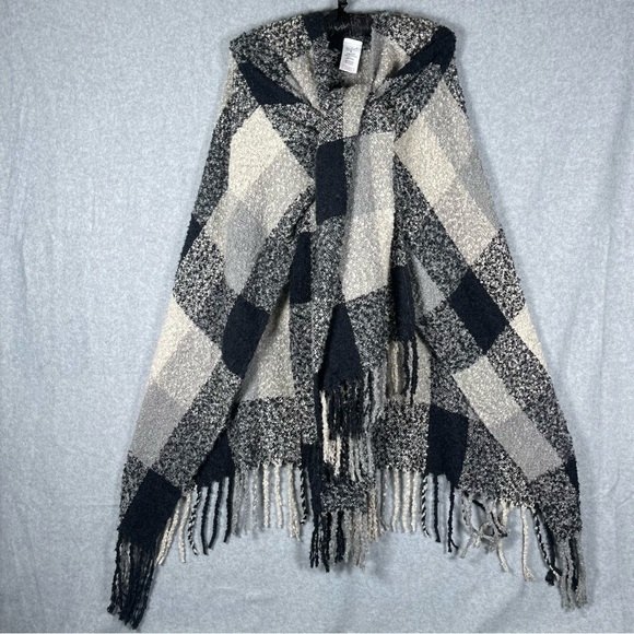 Woolrich Cozy Amelia Plaid Blanket Wrap Poncho Black Grey White Soft One Size - Picture 3 of 8